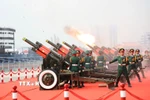Nghi lễ bắn 21 loạt đại bác trên nền Quốc thiều nước Cộng hòa Xã hội Chủ nghĩa Việt Nam. (Ảnh: TTXVN)