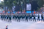 Màn súng kết hợp quân nhạc xếp hình nghệ thuật “Đất nước trọn niềm vui” do Đoàn Nghi lễ Quân đội, Trường Đại học Văn hoá Nghệ thuật Quân đội, Đoàn Văn công Quân khu 1, Đoàn văn công quân khu 3 , Đoàn văn công Quân khu 9 biểu diễn. (Ảnh: TTXVN)