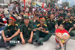 Ngay từ sáng sớm, nhiều cựu chiến binh đã di chuyển về khu vực Bến Bạch Đằng để theo dõi màn pháo lễ. (Ảnh: Hương Giang/TTXVN)