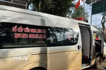 Xe cấp cứu chở các nạn nhân đến Trung tâm y tế địa phương. (Ảnh: TTXVN phát)
