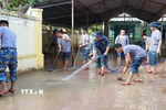 Học viên Trường Sĩ quan Thông tin tham gia hỗ trợ vệ sinh ở trường học trên địa bàn tỉnh Khánh Hòa. (Ảnh: Phan Sáu/TTXVN)