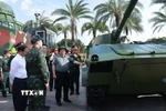 Thủ tướng Phạm Minh Chính tham quan sản phẩm Công nghiệp quốc phòng. (Ảnh: Dương Giang/TTXVN)