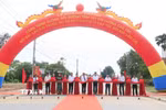 Đại biểu thực hiện nghi thức cắt băng khánh thành công trình. (Ảnh: Đinh Thùy/TTXVN)