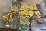 Tang vật vụ buôn lậu vàng bị thu giữ. (Ảnh: TTXVN phát)