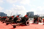 Dàn đại bác gồm 15 khẩu pháo lễ 105mm của Lữ đoàn 96, Binh chủng pháo binh tại công viên Bến Bạch Đằng, Quận 1, Thành phố Hồ Chí Minh chuẩn bị bắn chào mừng đại lễ 30/4. (Ảnh: Thanh Vũ/TTXVN)