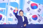 Ông Lee Jae-myung sau khi đắc cử vị trí ứng viên Tổng thống của đảng Dân chủ, tại thành phố Goyang, phía Bắc Seoul, ngày 27/4/2025. (Ảnh: YONHAP/TTXVN)