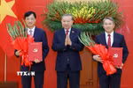 Tổng Bí thư, Chủ tịch nước Tô Lâm trao Quyết định của Bộ Chính trị và tặng hoa chúc mừng Trưởng ban Tổ chức Trung ương Nguyễn Duy Ngọc và Chánh Văn phòng Trung ương Đảng Nguyễn Hải Ninh. (Ảnh: Thống Nhất/TTXVN)