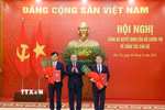 Tổng Bí thư, Chủ tịch nước Tô Lâm trao Quyết định của Bộ Chính trị và tặng hoa chúc mừng Trưởng ban Tổ chức Trung ương Nguyễn Duy Ngọc và Chánh Văn phòng Trung ương Đảng Nguyễn Hải Ninh. (Ảnh: Thống Nhất/TTXVN)