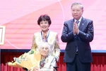 Tổng Bí thư Tô Lâm trao danh hiệu Anh hùng Lao động cho đồng chí Nguyễn Thị Bình, nguyên Ủy viên Trung ương Đảng, nguyên Phó Chủ tịch nước, nguyên Bộ Trưởng Bộ Ngoại giao Chính phủ cách mạng lâm thời Cộng hòa miền Nam Việt Nam. (Ảnh: Thống Nhất/TTXVN)
