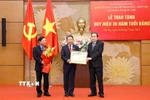 Chủ tịch Quốc hội Trần Thanh Mẫn trao tặng Huy hiệu 30 năm tuổi Đảng cho đồng chí Vũ Hải Hà. (Ảnh: Doãn Tấn/TTXVN)