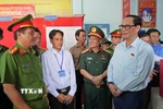 Phó Chủ tịch Quốc hội Trần Quang Phương (bên phải) kiểm tra công tác bầu cử tại điểm bỏ phiếu số 1 (ấp Kênh Đào, xã Đất Mũi). (Ảnh: Huỳnh Anh/TTXVN)