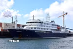 Tàu du lịch MV Hondius ở ngoài khơi thành phố Vlissingen, Hà Lan ngày 17/5/2025. (Ảnh: Reuters/TTXVN)