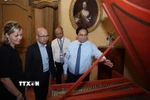 Thủ tướng Phạm Minh Chính và Phu nhân xem hiện vật về nghệ thuật chế tác dụng cụ âm nhạc trưng bày tại Bảo tàng lịch sử và nghệ thuật Palais Lascaris. (Ảnh: Dương Giang/TTXVN)