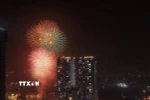 Màn pháo hoa rực rỡ trên bầu trời Hà Nội. (Ảnh: Tuấn Anh/TTXVN)