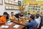 Công an giải thích về luật Giao thông cho những người vi phạm. (Ảnh: TTXVN phát)