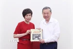 Tổng giám đốc TTXVN Vũ Việt Trang trân trọng trao tặng Tổng Bí thư Tô Lâm cuốn sách ảnh “100 năm Báo chí Cách mạng Việt Nam (1925-2025),” do Nhà xuất bản Thông tấn biên soạn, xuất bản. (Ảnh: Thống Nhất/TTXVN)