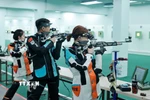 Các xạ thủ của tổ súng trường như Phí Thanh Thảo, Lê Thị Mộng Tuyền, Nguyễn Phạm Hiền Khanh… đang tập trung tích lũy thêm chuyên môn ở mỗi buổi tập. (Ảnh: Minh Quyết/TTXVN)