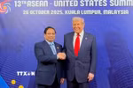 Thủ tướng Phạm Minh Chính gặp Tổng thống Hoa Kỳ Donald Trump tại Hội nghị Cấp cao ASEAN-Hoa Kỳ lần thứ 13. (Ảnh: TTXVN phát)