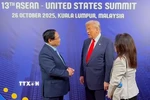 Thủ tướng Phạm Minh Chính gặp Tổng thống Hoa Kỳ Donald Trump tại Hội nghị Cấp cao ASEAN-Hoa Kỳ lần thứ 13. (Ảnh: TTXVN phát)