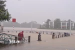 Lũ lên trên báo động 2 gây ngập ven bờ Nam sông Hương, thành phố Huế. (Ảnh: Nguyên Lý/TTXVN)