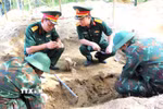 Đại tá Phan Thắng, Chỉ huy trưởng và Đại tá Trương Viết Hải, Chính ủy Bộ Chỉ huy Quân sự tỉnh Quảng Trị trực tiếp đến hiện trường kiểm tra, động viên các lực lượng làm nhiệm vụ. (Ảnh: TTXVN phát)