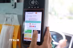 Bảng thanh toán điện tử thông báo miễn phí vé xe buýt cho hành khách trên xe tuyến số 88. (Ảnh: Hồng Đạt/TTXVN)