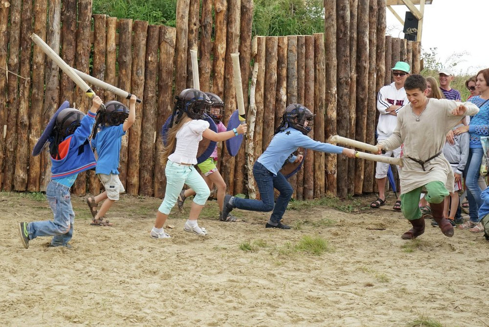 Sự kiện kéo dài 3 ngày bao gồm nhiều hoạt động như đánh trận giả, các giải đấu, hội chợ trung cổ và nhiều màn trình diễn nghệ thuật. (Nguồn: Sputniknews)