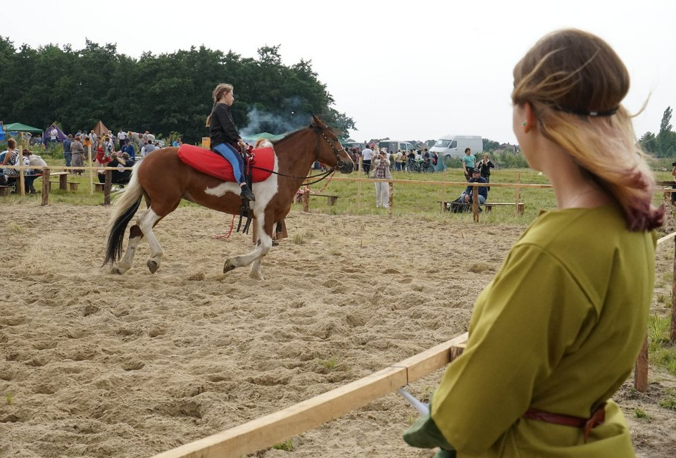 Khách tham qua có thể thử mặc bộ áo giáp, tập bắn cung hay tham gia thám hiểm khảo cổ. (Nguồn: Sputniknews)