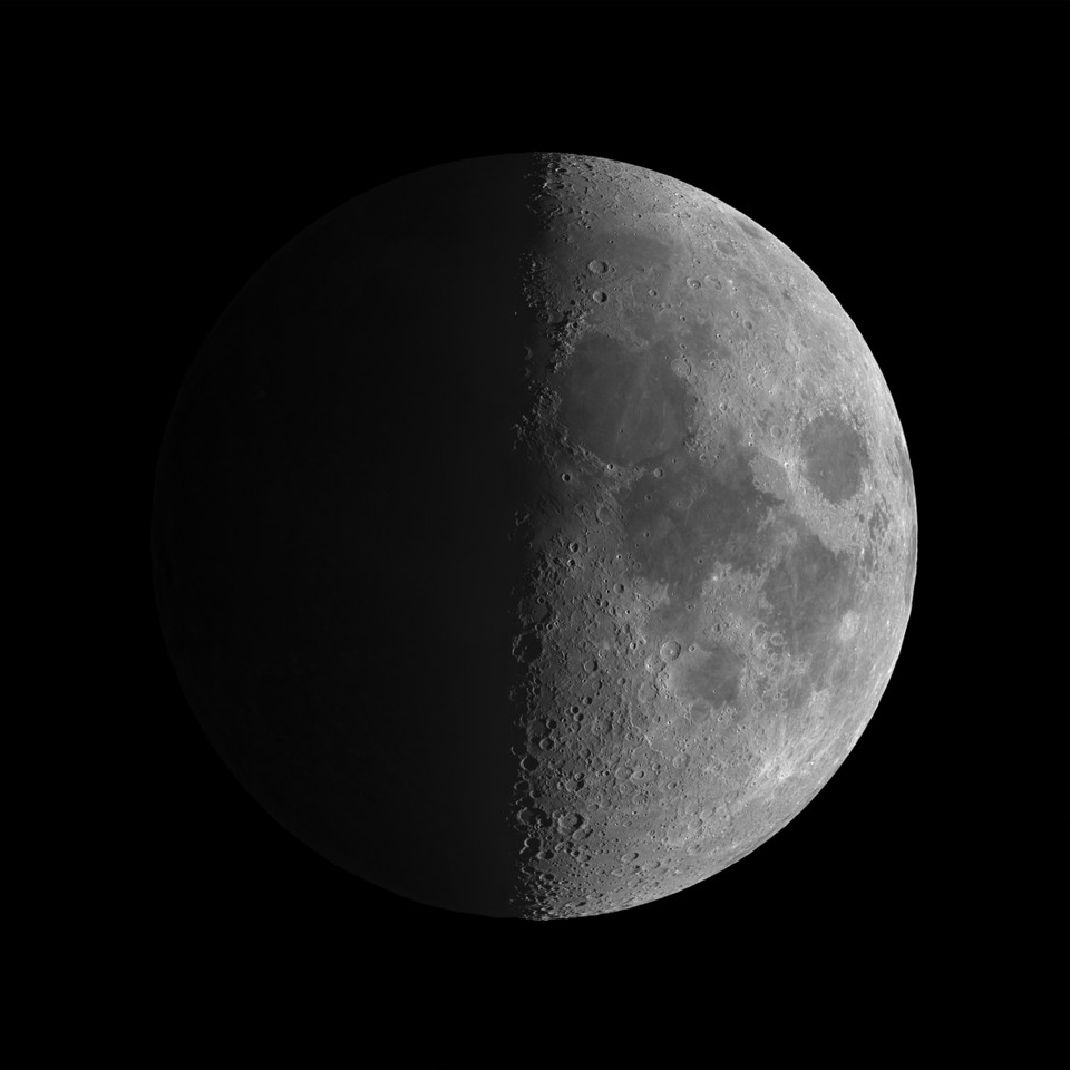 Bức ảnh 'Full Face of Our Moon' được chụp từ một vệ tinh, chia Mặt Trăng thành hai phần tối sáng. (Nguồn: National Maritime Museum)