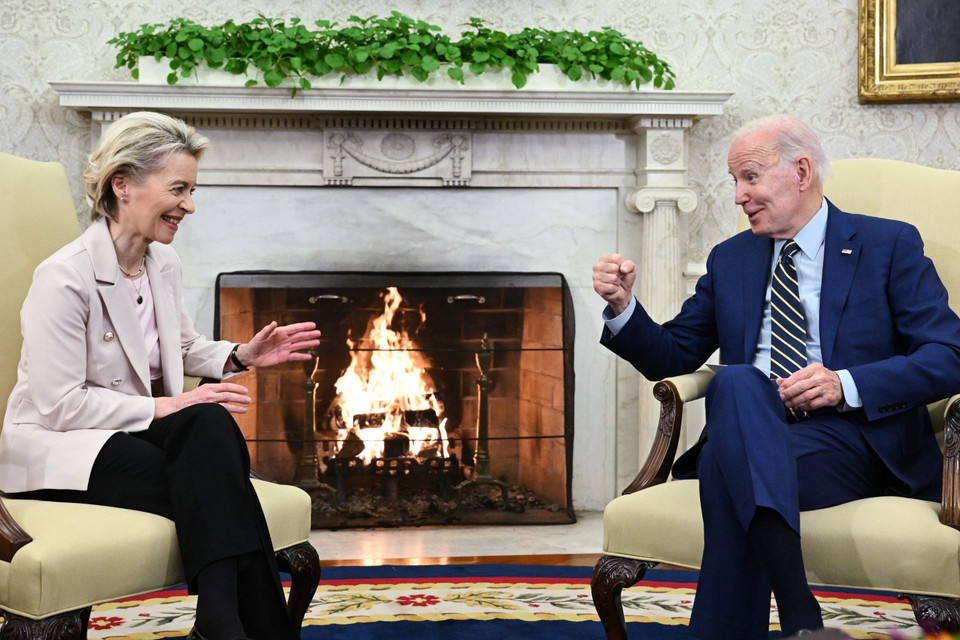 Tổng thống Mỹ Joe Biden (phải) và Chủ tịch Ủy ban châu Âu (EC) Ursula von der Leyen ngày 10/3/2023 đã nhất trí khởi động các cuộc đàm phán về một thỏa thuận khoảng sản, giúp Mỹ và EU đạt mục tiêu chung là tăng cường sản xuất và chế biến khoáng sản, đồng thời tăng khả năng tiếp cận các nguồn khoáng sản quan trọng một cách bền vững, đáng tin cậy, giảm phụ thuộc vào những chuỗi cung ứng hiện nay. (Ảnh: AFP/TTXVN)