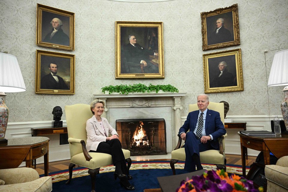 Tổng thống Mỹ Joe Biden (phải) và Chủ tịch Ủy ban châu Âu (EC) Ursula von der Leyen ngày 10/3/2023 đã nhất trí khởi động các cuộc đàm phán về một thỏa thuận khoảng sản, giúp Mỹ và EU đạt mục tiêu chung là tăng cường sản xuất và chế biến khoáng sản, đồng thời tăng khả năng tiếp cận các nguồn khoáng sản quan trọng một cách bền vững, đáng tin cậy, giảm phụ thuộc vào những chuỗi cung ứng hiện nay. (Ảnh: AFP/TTXVN)