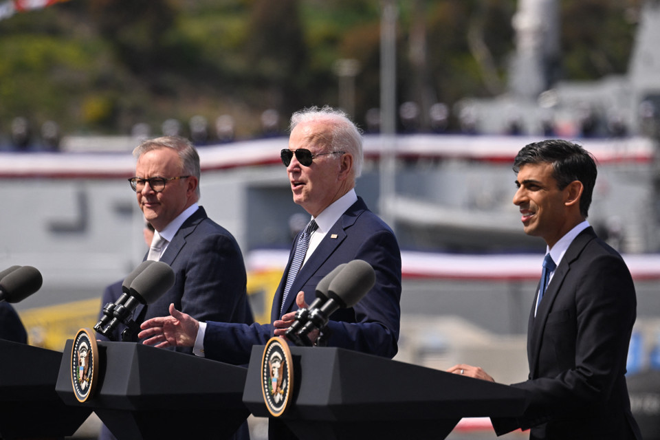Ngày 13/3/2023, Thủ tướng Anh Rishi Sunak (phải) cùng Tổng thống Mỹ Joe Biden (giữa) và Thủ tướng Australia Anthony Albanese đã chính thức ra mắt thỏa thuận tàu ngầm hạt nhân AUKUS - quan hệ đối tác quốc phòng đa phương quan trọng nhất trong nhiều thế hệ. Tuyên bố chung của các nhà lãnh đạo nêu rõ trong dự án nhiều giai đoạn này, năng lực chế tạo của Anh và Australia được phát huy tối đa để tạo ra một tàu ngầm lớp mới, SSN-AUKUS, dựa trên thiết kế tàu thế hệ tiếp theo của Anh, được đóng tại Anh và Australia kết hợp với công nghệ tiên tiến của Mỹ. (Ảnh: AFP/TTXVN)
