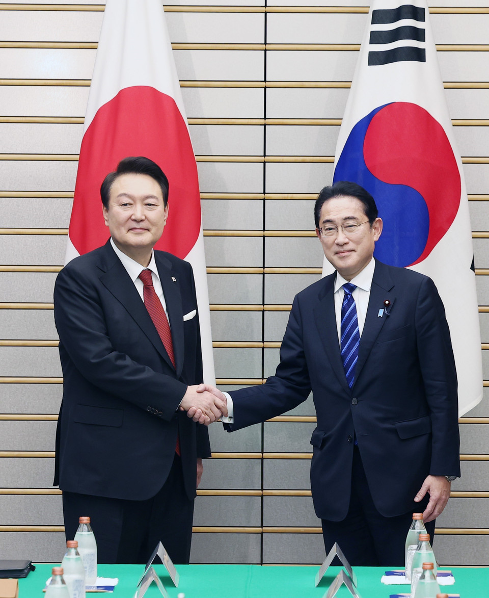 Quan hệ Hàn Quốc-Nhật Bản đang bước sang chương mới, được đánh dấu bằng cuộc gặp thượng đỉnh giữa Tổng thống Hàn Quốc Yoon Suk-yeol (trái) và Thủ tướng Nhật Bản Fumio Kishida. Lãnh đạo hai nước đã nhất trí bình thường hóa hoàn toàn Hiệp định bảo mật thông tin quân sự chung (GSOMIA). Đồng thời, Nhật Bản đồng ý bãi bỏ các biện pháp hạn chế xuất khẩu vật liệu công nghiệp quan trọng sang Hàn Quốc, trong khi Seoul quyết định rút khiếu nại Tokyo tại Tổ chức Thương mại Thế giới (WTO). (Ảnh: Yonhap/TTXVN)