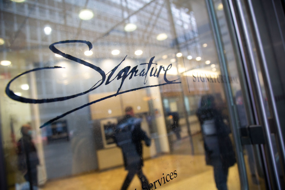 Chỉ trong vòng ba ngày, việc hai ngân hàng lớn của Mỹ là Silicon Valley Bank và Signature Bank (ảnh) lần lượt sụp đổ và tuyên bố ngừng hoạt động đang gây ra một cơn địa chấn đối với thị trường tài chính-ngân hàng. First Republic Bank (FRC) và PacWest Bancorp (PACW) của Mỹ đã tạm dừng một số giao dịch trong ngày 13/3, sau khi cổ phiếu giảm lần lượt 65% và 52%. Thị trường tài chính thế giới từ châu Âu tới châu Á cũng chao đảo. Báo The Guardian cho hay, tại châu Âu, chỉ số Europe 600 Banks theo dõi 42 ngân hàng lớn của Liên minh châu Âu (EU) và Anh đã sụt giảm 5,6% trong phiên giao dịch sáng 13/3. Cổ phiếu của "người khổng lồ" ngân hàng Thụy Sĩ Credit Suisse giảm tới 9%. (Ảnh: THX/TTXVN)