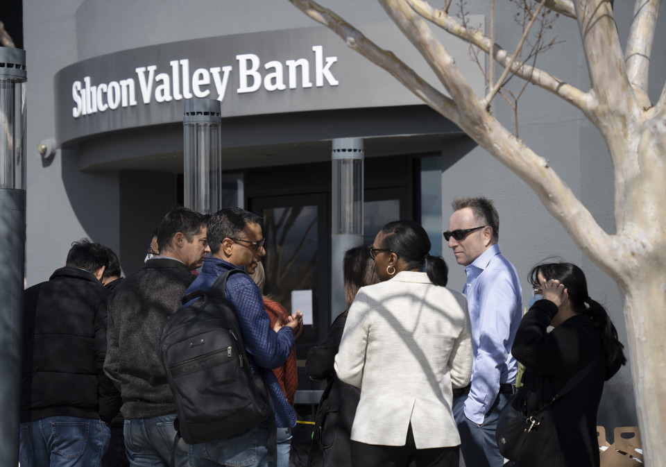 Chỉ trong vòng ba ngày, việc hai ngân hàng lớn của Mỹ là Silicon Valley Bank (ảnh) và Signature Bank lần lượt sụp đổ và tuyên bố ngừng hoạt động đang gây ra một cơn địa chấn đối với thị trường tài chính-ngân hàng. First Republic Bank (FRC) và PacWest Bancorp (PACW) của Mỹ đã tạm dừng một số giao dịch trong ngày 13/3, sau khi cổ phiếu giảm lần lượt 65% và 52%. Thị trường tài chính thế giới từ châu Âu tới châu Á cũng chao đảo. Báo The Guardian cho hay, tại châu Âu, chỉ số Europe 600 Banks theo dõi 42 ngân hàng lớn của Liên minh châu Âu (EU) và Anh đã sụt giảm 5,6% trong phiên giao dịch sáng 13/3. Cổ phiếu của "người khổng lồ" ngân hàng Thụy Sĩ Credit Suisse giảm tới 9%. (Ảnh: THX/TTXVN)