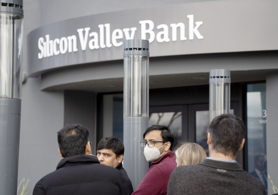 Chỉ trong vòng ba ngày, việc hai ngân hàng lớn của Mỹ là Silicon Valley Bank (ảnh) và Signature Bank lần lượt sụp đổ và tuyên bố ngừng hoạt động đang gây ra một cơn địa chấn đối với thị trường tài chính-ngân hàng. First Republic Bank (FRC) và PacWest Bancorp (PACW) của Mỹ đã tạm dừng một số giao dịch trong ngày 13/3, sau khi cổ phiếu giảm lần lượt 65% và 52%. Thị trường tài chính thế giới từ châu Âu tới châu Á cũng chao đảo. Báo The Guardian cho hay, tại châu Âu, chỉ số Europe 600 Banks theo dõi 42 ngân hàng lớn của Liên minh châu Âu (EU) và Anh đã sụt giảm 5,6% trong phiên giao dịch sáng 13/3. Cổ phiếu của "người khổng lồ" ngân hàng Thụy Sĩ Credit Suisse giảm tới 9%. (Ảnh: THX/TTXVN)