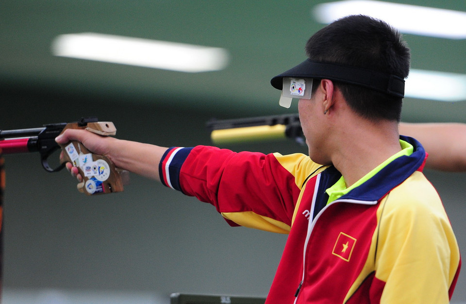 Chiều 7/6/2015, tại trường bắn Safar (Singapore), xạ thủ Trần Quốc Cường (Việt Nam) đã xuất sắc đoạt huy chương vàng nội dung 10m súng ngắn hơi nam. (Nguồn: TTXVN)