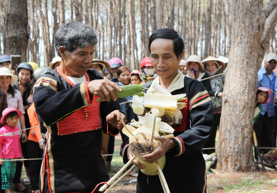  Chuẩn bị các lễ vật để cúng tế tại lễ cầu mùa. (Ảnh: Dương Giang/TTXVN)