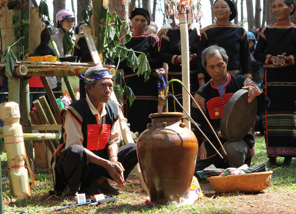  Quang cảnh lễ cúng tế các vị thần phù hộ cho buôn làng có mùa màng bội thu tại buôn Tring, thị xã Buôn Hồ, Đắk Lắk. (Ảnh: Dương Giang/TTXVN) 