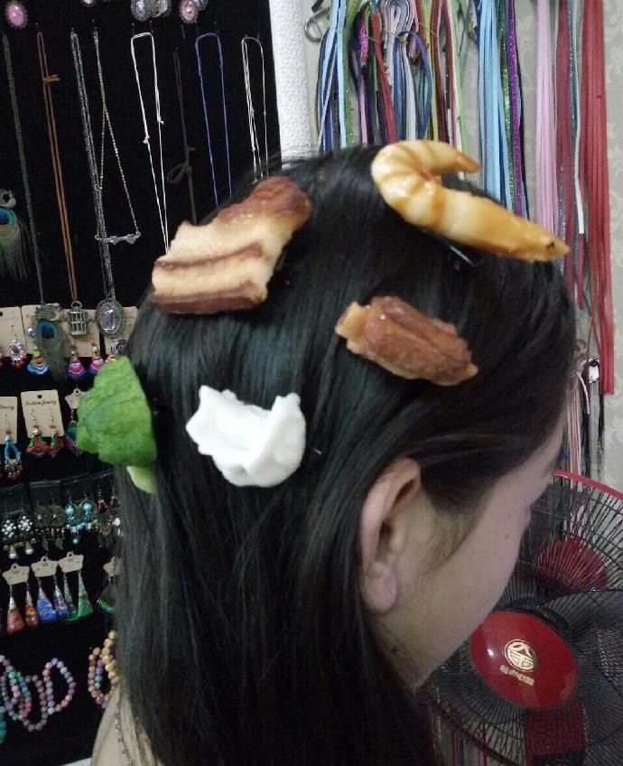 Thời trang Trung Quốc đang thay đổi nhanh chóng. Nếu như 2 tuần trước, phái đẹp Trung Quốc còn nô nức đeo kẹp tóc hình giá đậu thì tới tuần này, các phụ kiện kẹp tóc đã trở nên hết sức đa dạng khi chuyển thành hình đồ ăn. (Nguồn: CCTVNews)