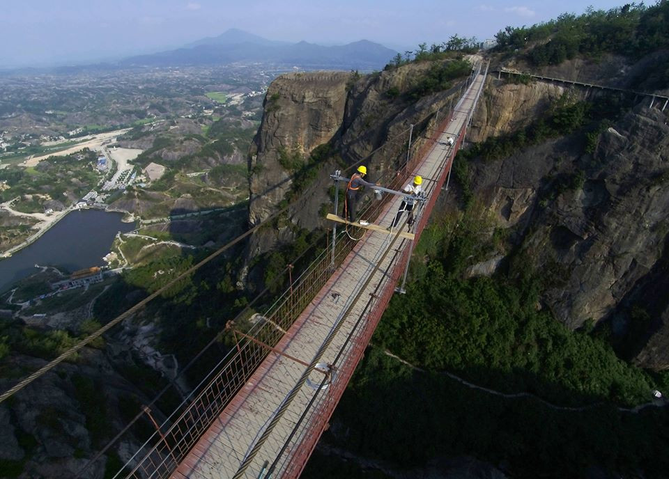 Wei Yifu, đội trưởng của nhóm thi công, chia sẻ: 'Mặc dù chỉ là lao động nhập cư nhưng chúng tôi rất tự hào khi được làm việc trên cây cầu này. Chúng tôi có thể trải hơn 10 tấm kính trong thời gian 12 giờ làm việc mỗi ngày.' (Nguồn: CCTVNews)