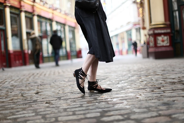 Sản xuất mành trúc xuất khẩu tại Công ty trách nhiệm hữu hạn một thành viên thủ công mỹ nghệ Thanh Trúc. (Ảnh: Mạnh Linh/TTXVN) 