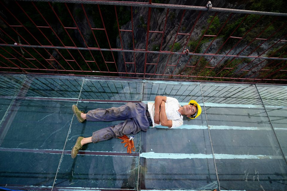 Yang Guohong, một công nhân trong đội, khẳng định: 'Chúng tôi chắc chắn rằng cây cầu rất an toàn. Thậm chí, nếu kính vỡ thì khách tham quan cũng không lo rơi xuống vực.' Tuy nhiên, điều đó không có nghĩa những người công nhân này làm việc trong môi trường an toàn khi họ đối mặt với từng giây phút nguy hiểm trên cao khi thực hiện công trình. Với cường độ làm việc nặng, đây không phải là công việc dành cho người yếu tim. (Nguồn: CCTVNews)