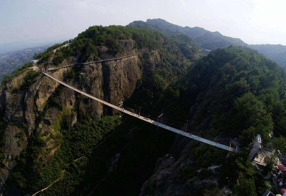 Những đường đi hay cầu bằng kính trên không đang trở thành những điểm thu hút khách du lịch trong thời gian gần đây. (Nguồn: CCTVNews)