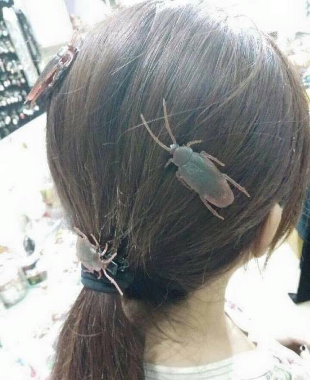 Các phụ kiện kẹp tóc có hình bánh mỳ kẹp thịt, cánh gà, trứng ốp, thậm chí cả hình con gián. (Nguồn: CCTVNews)