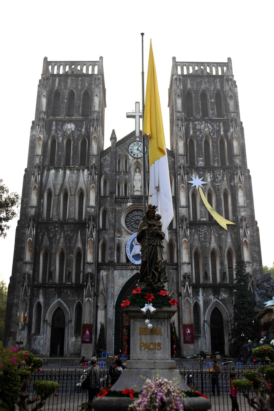 Nhà Thờ Lớn Hà Nội với lối kiến trúc Gothique mang đậm dấu ấn nghệ thuật của thời kỳ Trung Cổ với những mái vòm uốn cong, rộng và vươn cao trên nền trời xanh tạo thành một điểm nhấn thú vị cho không gian tổng thể của cả phố Nhà Thờ. (Ảnh: Doãn Đức/Vietnam+)