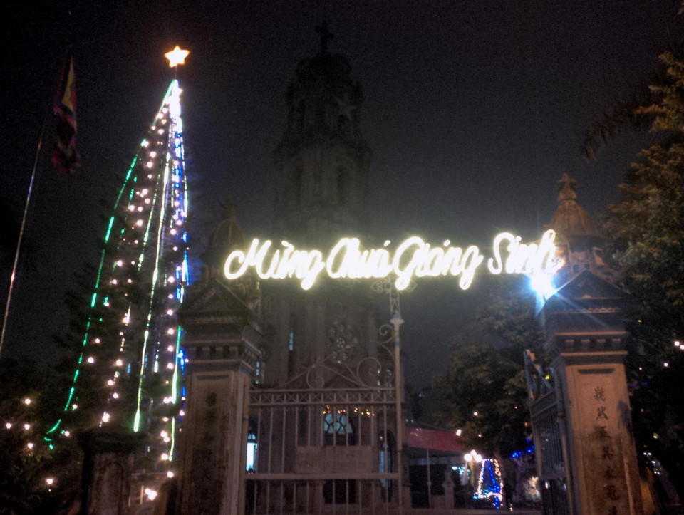 Nhà thờ Phùng Khoang (quận Nam Từ Liêm) được xây dựng năm 1910, cùng theo thiết kế của kiến trúc tân cổ điển Pháp. Nhà thờ có tương quan hài hoà giữa nhà xứ, nhà phòng với cảnh quan xung quanh. (Ảnh: Doãn Đức/Vietnam+)