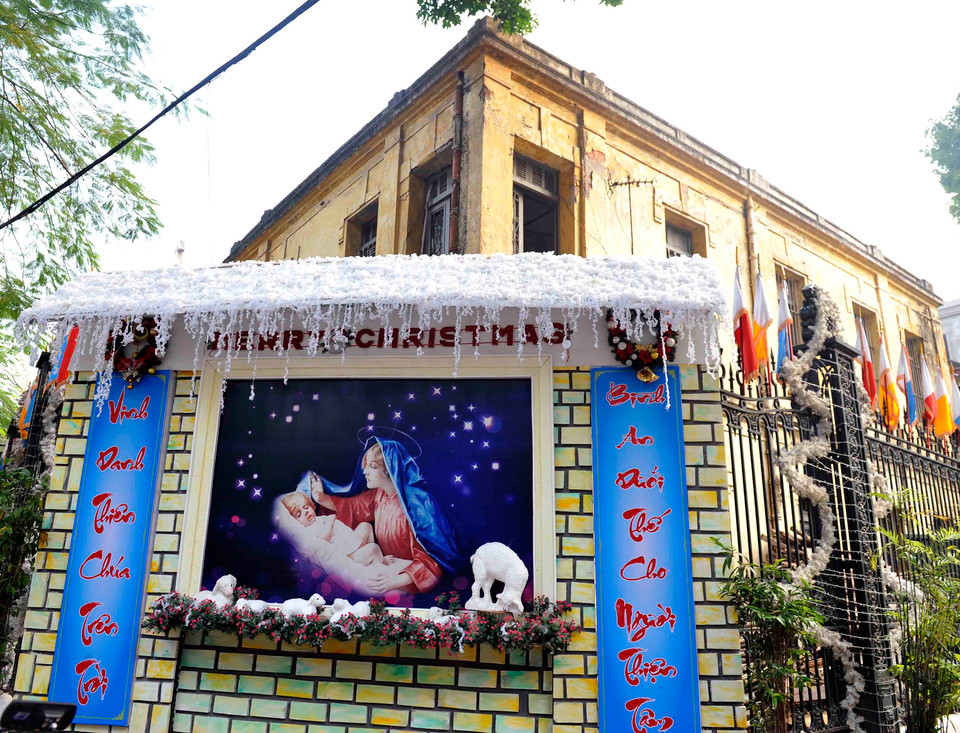 Những bông tuyết trắng làm sáng bừng một góc phố. (Ảnh: Doãn Đức/Vietnam+)