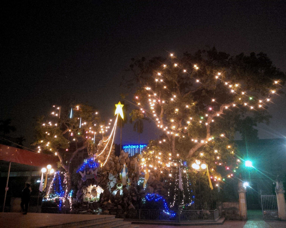 Vào những ngày Giáng sinh, nơi đây lại trở nên rực rỡ với ánh đèn lung linh. (Ảnh: Doãn Đức/Vietnam+)