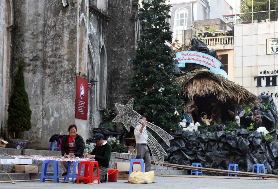 Những chùm đèn cuối cùng đang chuẩn bị hoàn thành. (Ảnh: Doãn Đức/Vietnam+)